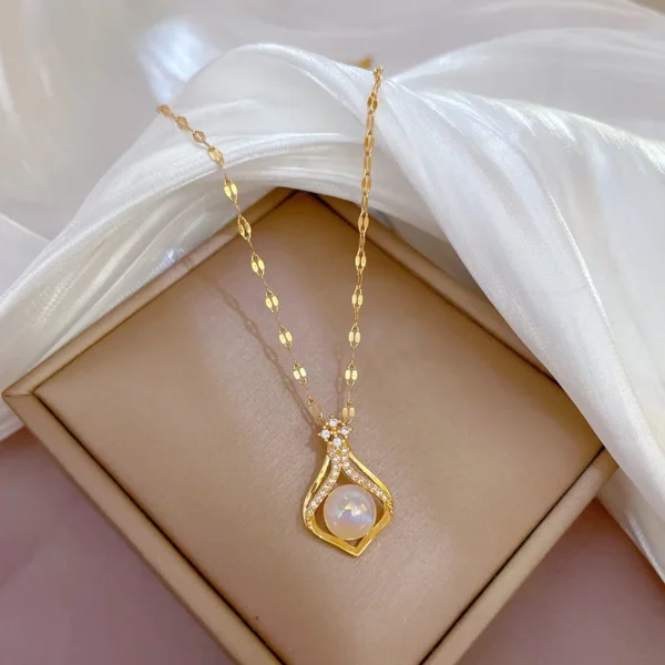 Exquisite Fashion Mermaid Pearl Necklace Retro Dinner Light Luxury Versatile Stainless Steel Clavicle Chain